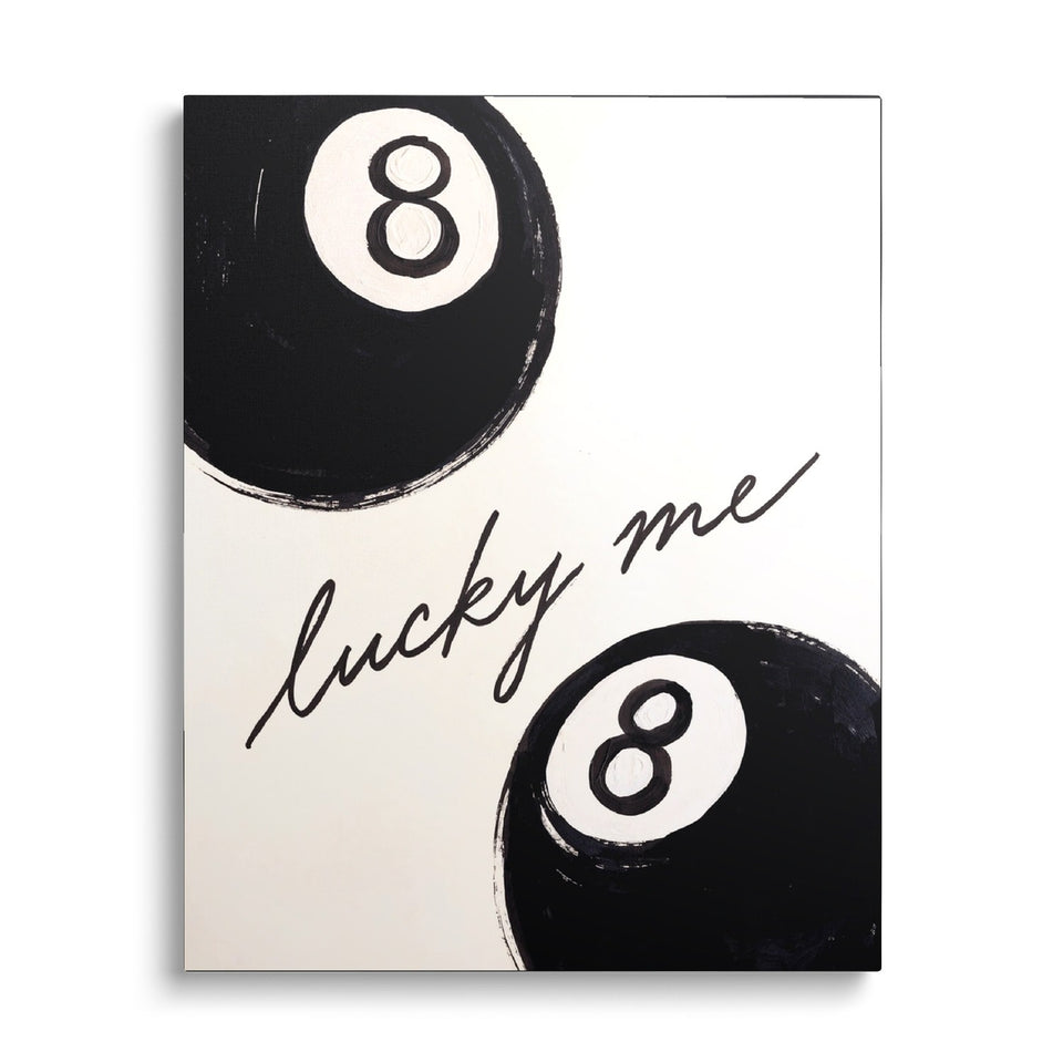 Toile Lucky Me vue de face sur fond blanc : deux boules de billard numéro 8 en noir et blanc et l’inscription manuscrite « lucky me »