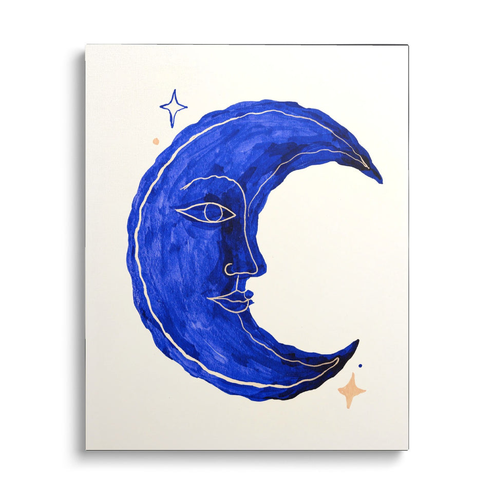 Toile Lune Bleue vue de face sur fond blanc : croissant de lune bleu outremer au visage dessiné, entouré de petites étoiles