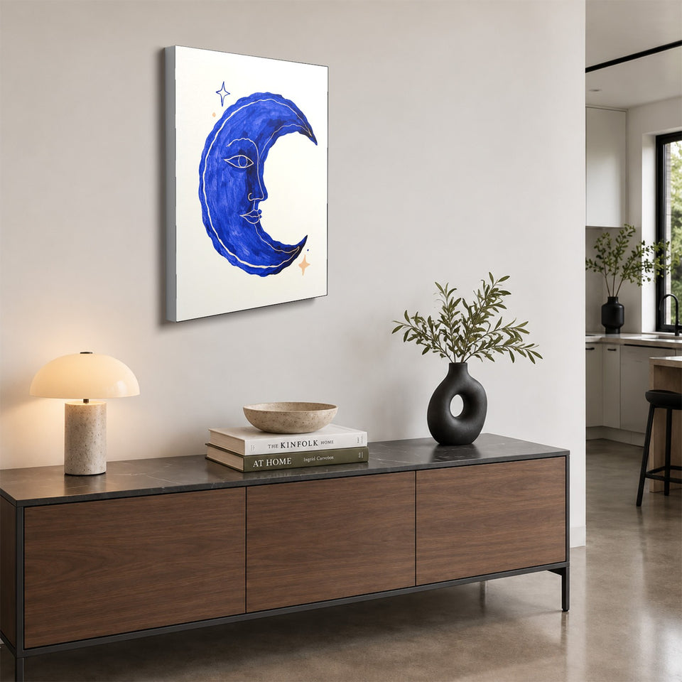 Toile Lune Bleue accrochée au-dessus d’un buffet en noyer