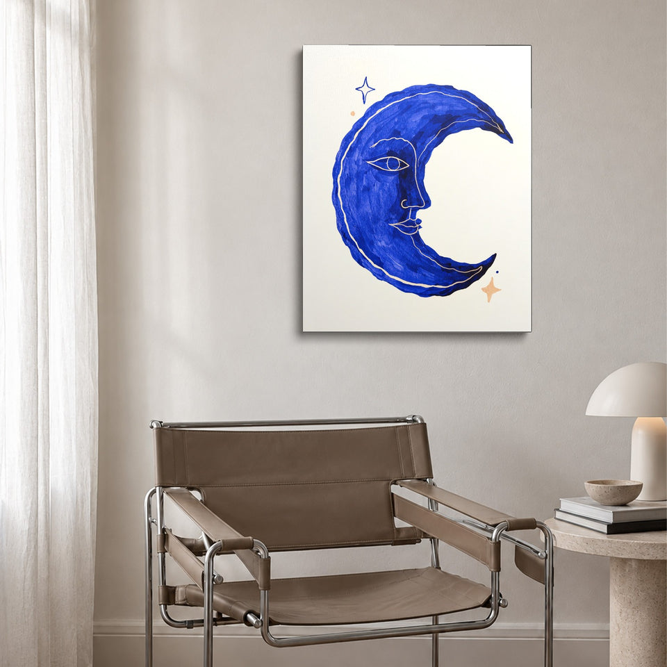 Toile Lune Bleue accrochée au-dessus d’un fauteuil en cuir et acier