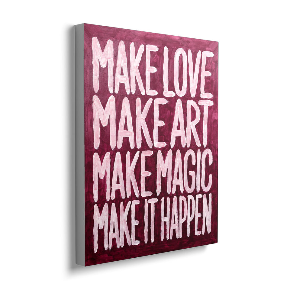 Toile Make It Happen 40 × 50 cm, vue de trois quarts avec tranche blanche : inscription « Make love, make art, make magic, make it happen » peinte en rose pâle sur fond bordeaux