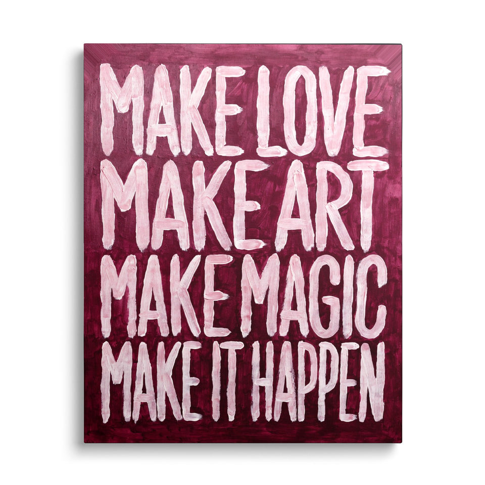 Toile Make It Happen vue de face sur fond blanc : inscription « Make love, make art, make magic, make it happen » peinte en rose pâle sur fond bordeaux