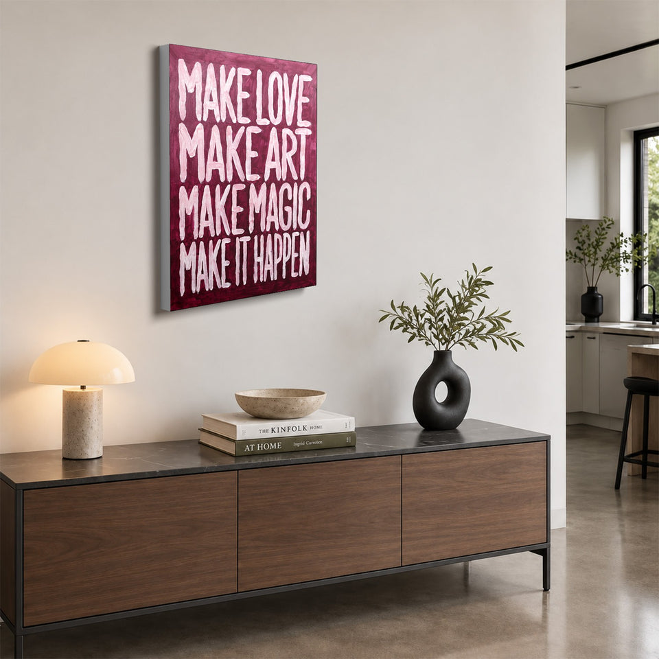 Toile Make It Happen accrochée au-dessus d’un buffet en noyer