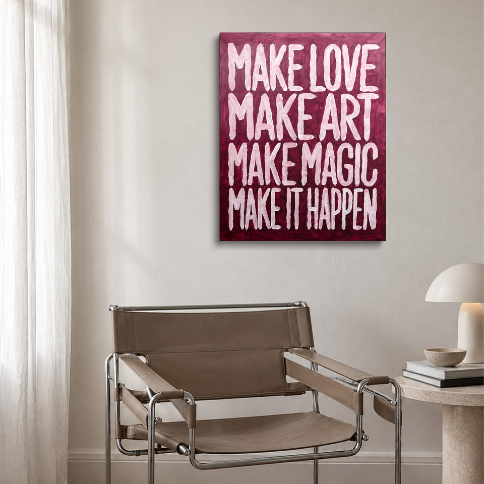 Toile Make It Happen accrochée au-dessus d’un fauteuil en cuir et acier