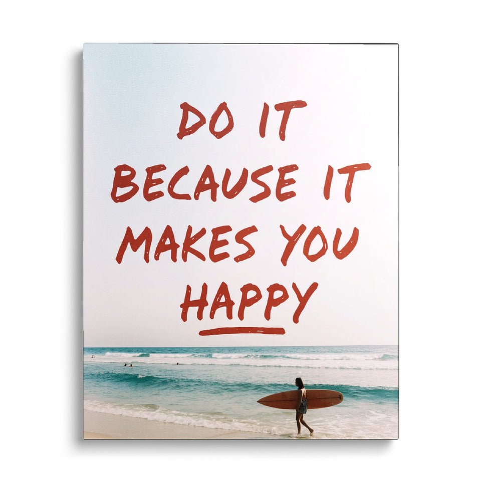 Toile Makes You Happy vue de face sur fond blanc : phrase « Do it because it makes you happy » écrite au pinceau rouge au-dessus d’une plage où marche un surfeur