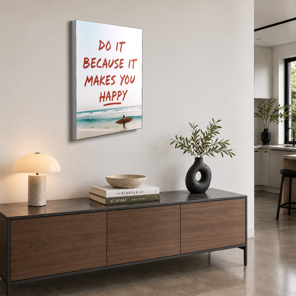 Toile Makes You Happy accrochée au-dessus d’un buffet en noyer