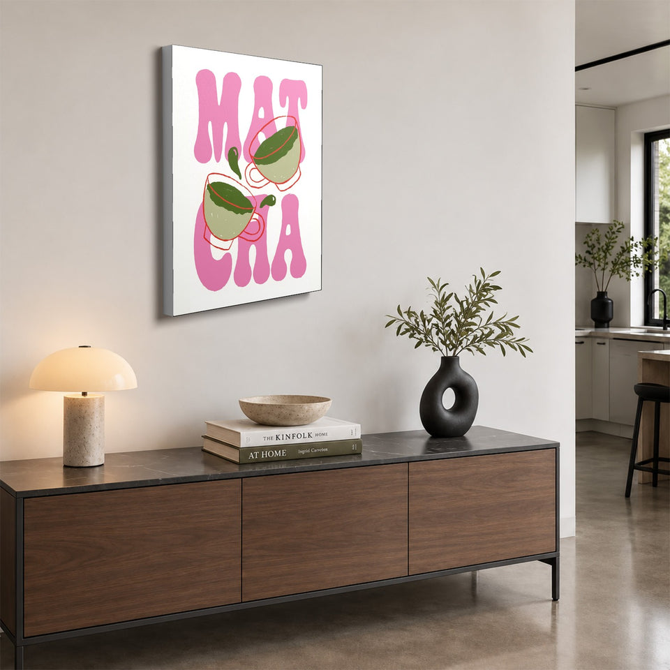 Toile Matcha accrochée au-dessus d’un buffet en noyer