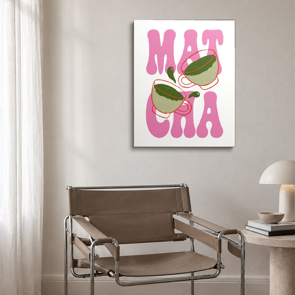 Toile Matcha accrochée au-dessus d’un fauteuil en cuir et acier