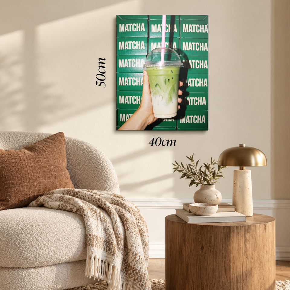 Toile Matcha Latte accrochée dans un salon au-dessus d’un canapé, avec ses cotes 40 × 50 cm