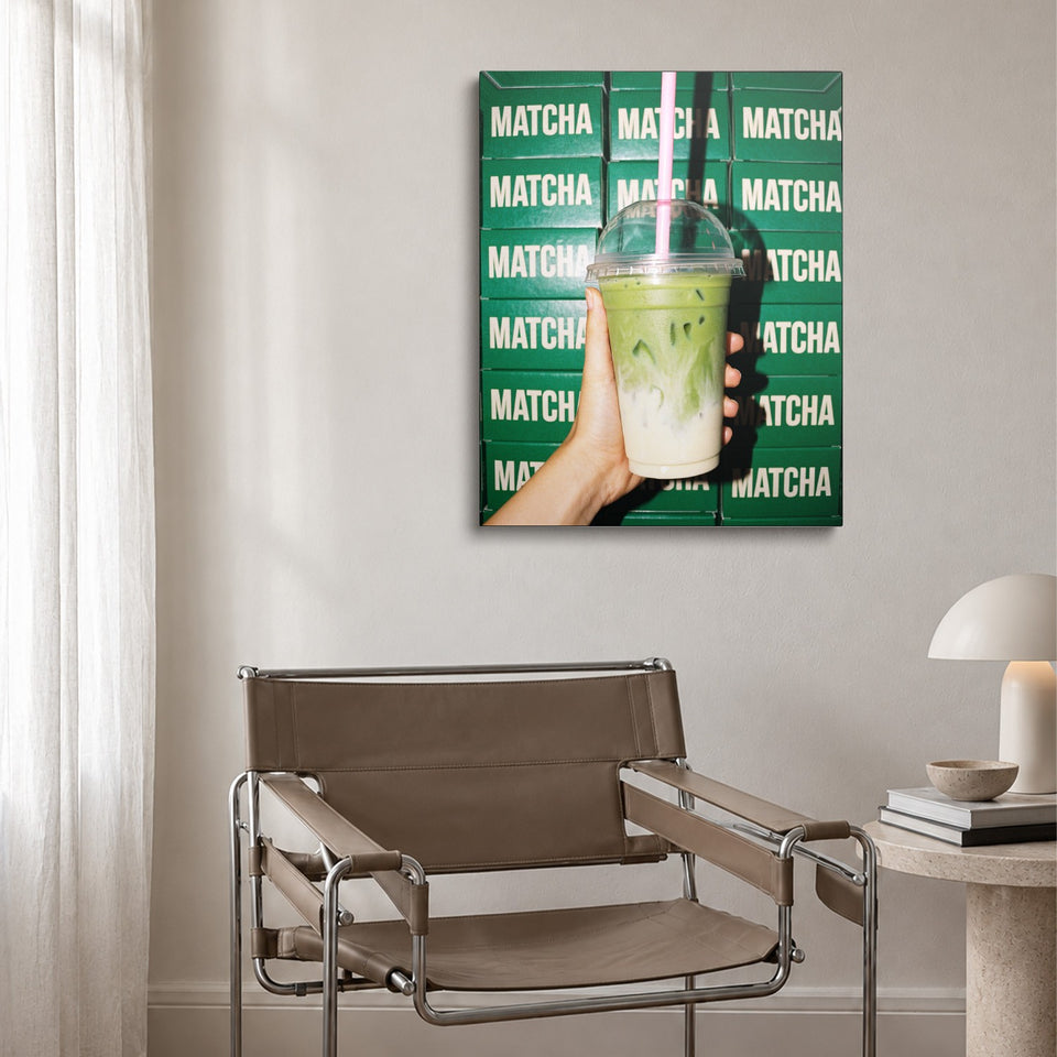 Toile Matcha Latte accrochée au-dessus d’un fauteuil en cuir et acier