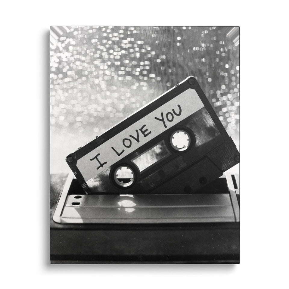Toile Mixtape vue de face sur fond blanc : photographie noir et blanc d’une cassette audio étiquetée « I love you » dans un lecteur