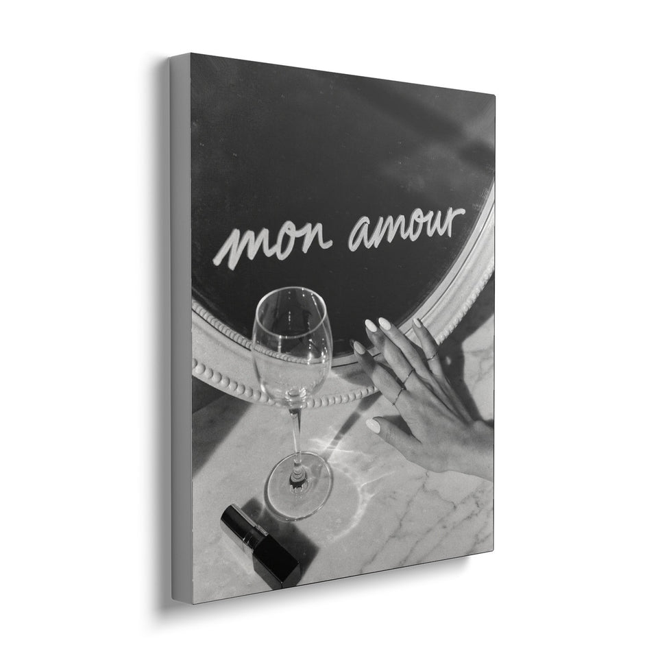 Toile Mon Amour 40 × 50 cm, vue de trois quarts avec tranche blanche : photographie noir et blanc : une main, un verre à pied et un rouge à lèvres devant un miroir où est écrit « mon amour »