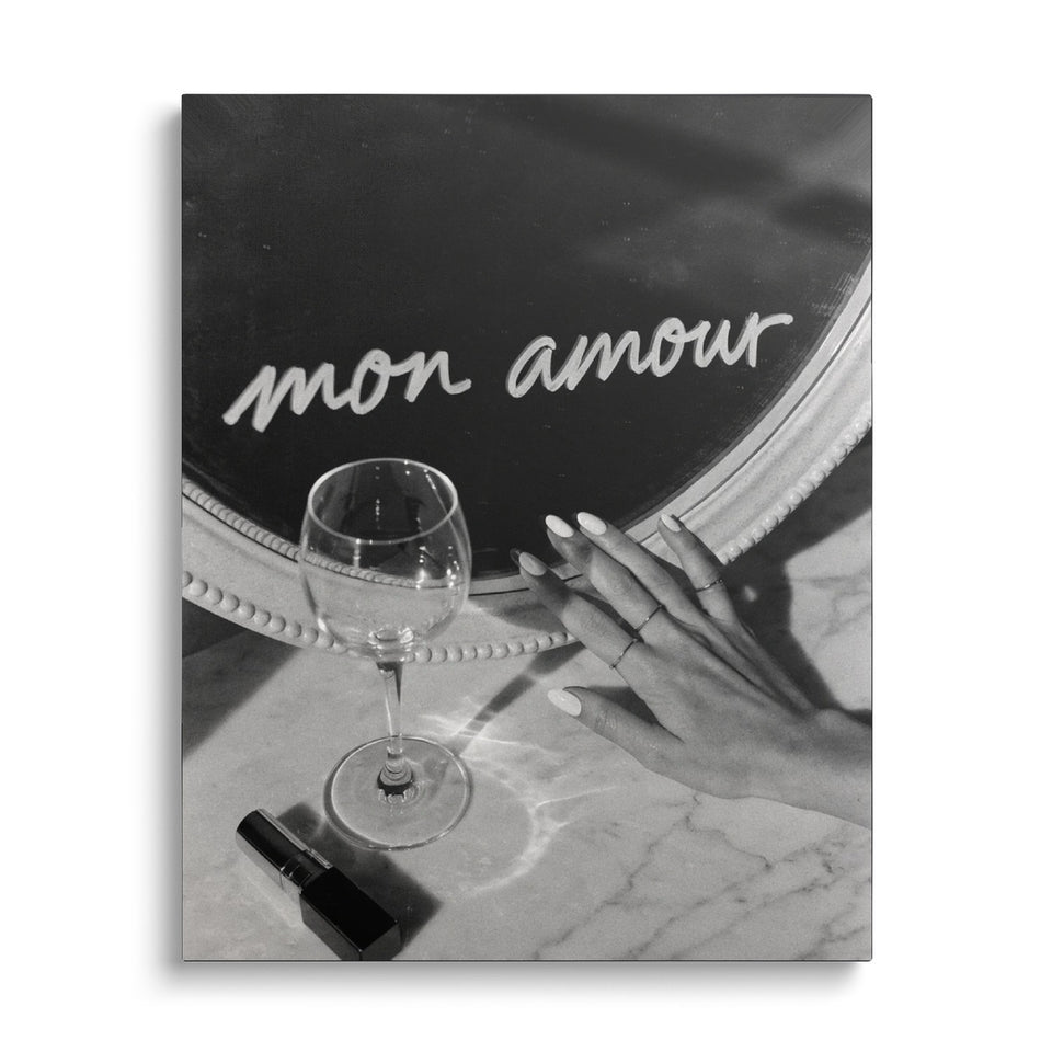 Toile Mon Amour vue de face sur fond blanc : photographie noir et blanc : une main, un verre à pied et un rouge à lèvres devant un miroir où est écrit « mon amour »