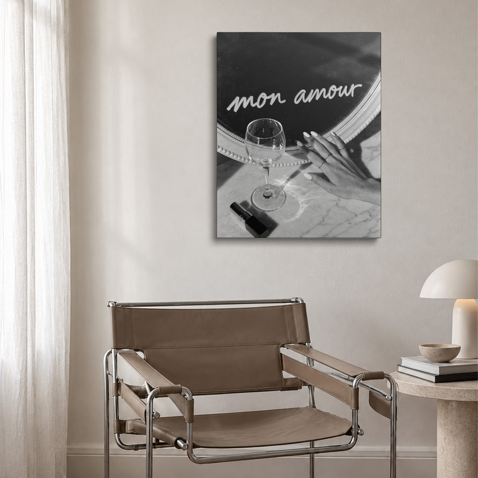 Toile Mon Amour accrochée au-dessus d’un fauteuil en cuir et acier