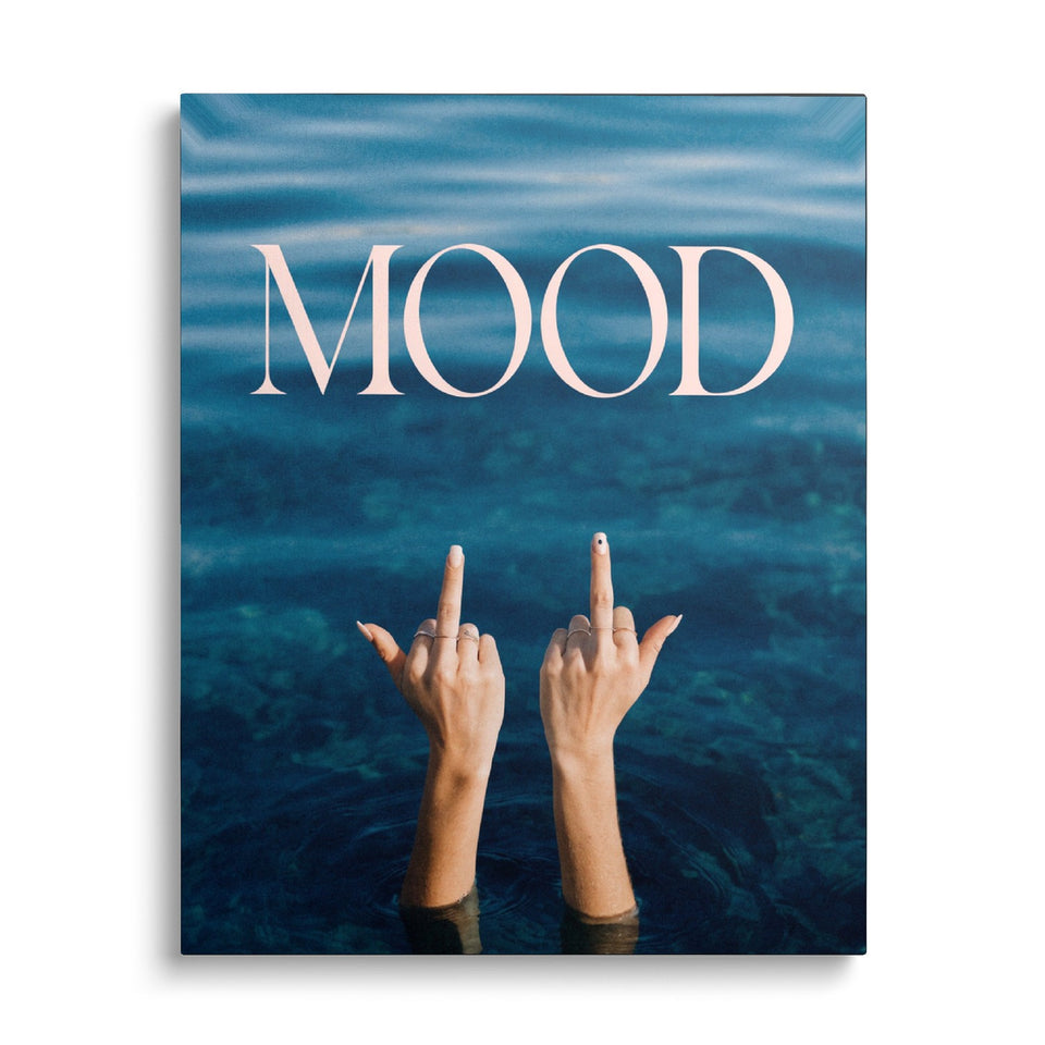 Toile Mood vue de face sur fond blanc : photographie de deux mains sortant d’une mer bleue, majeurs levés, sous le mot « Mood » en lettres rose pâle