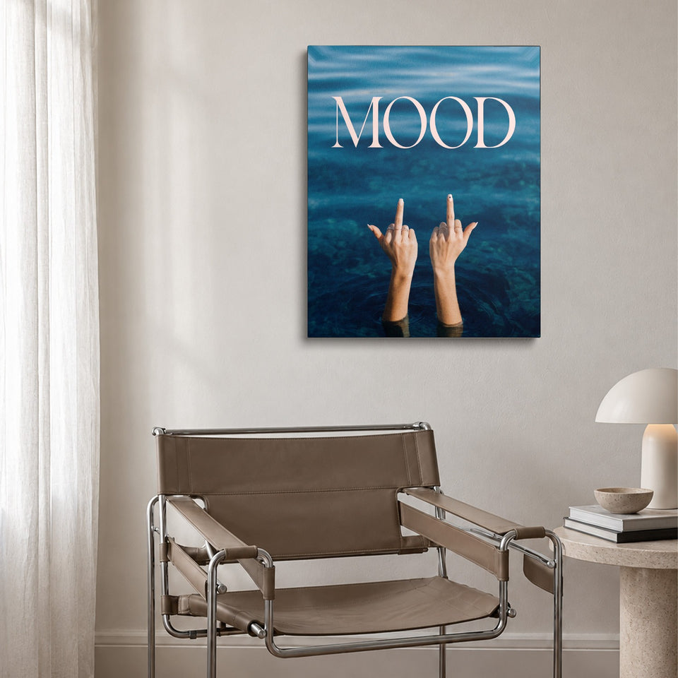 Toile Mood accrochée au-dessus d’un fauteuil en cuir et acier