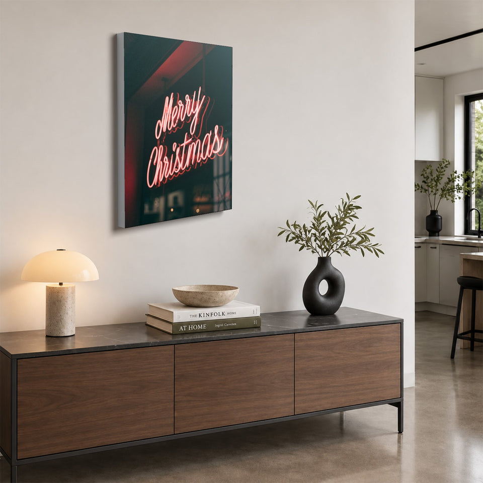 Toile Néon de Noël accrochée au-dessus d’un buffet en noyer