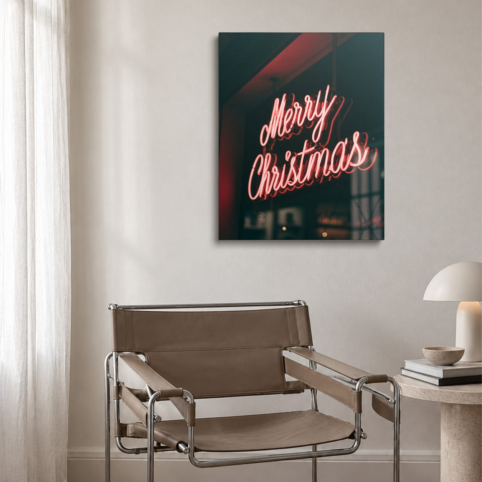 Toile Néon de Noël accrochée au-dessus d’un fauteuil en cuir et acier
