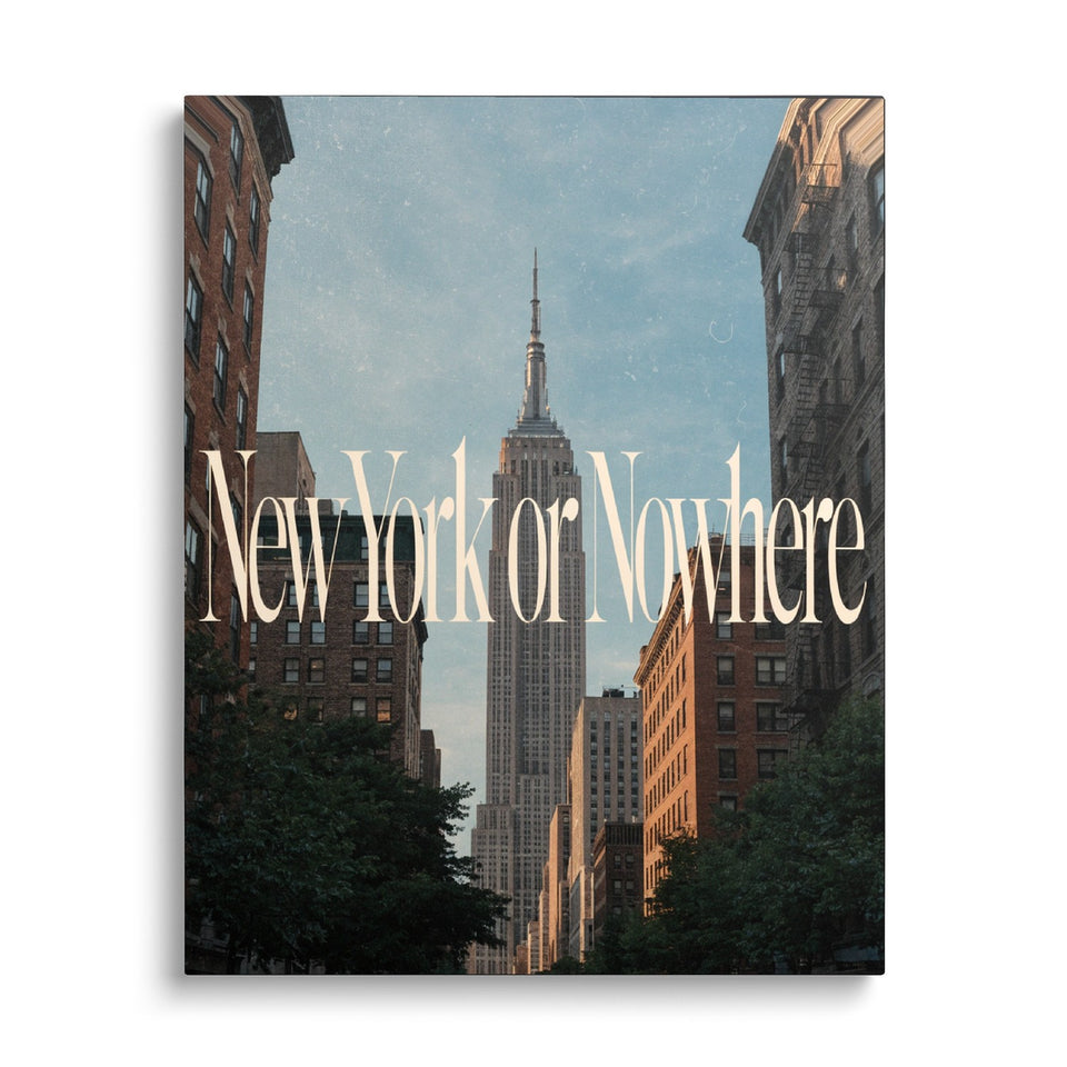 Toile New York or Nowhere vue de face sur fond blanc : photographie d’un gratte-ciel Art déco entre des immeubles de brique, barrée des mots « New York or Nowhere »