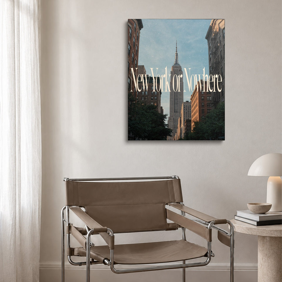 Toile New York or Nowhere accrochée au-dessus d’un fauteuil en cuir et acier