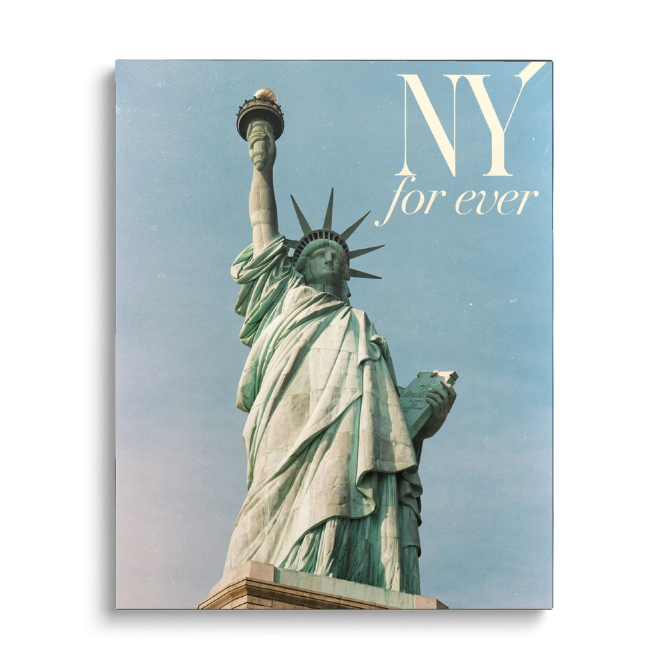 Toile NY Forever vue de face sur fond blanc : photographie de la statue de la Liberté sur ciel bleu pâle, avec l’inscription « NY for ever »