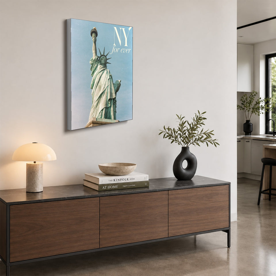 Toile NY Forever accrochée au-dessus d’un buffet en noyer