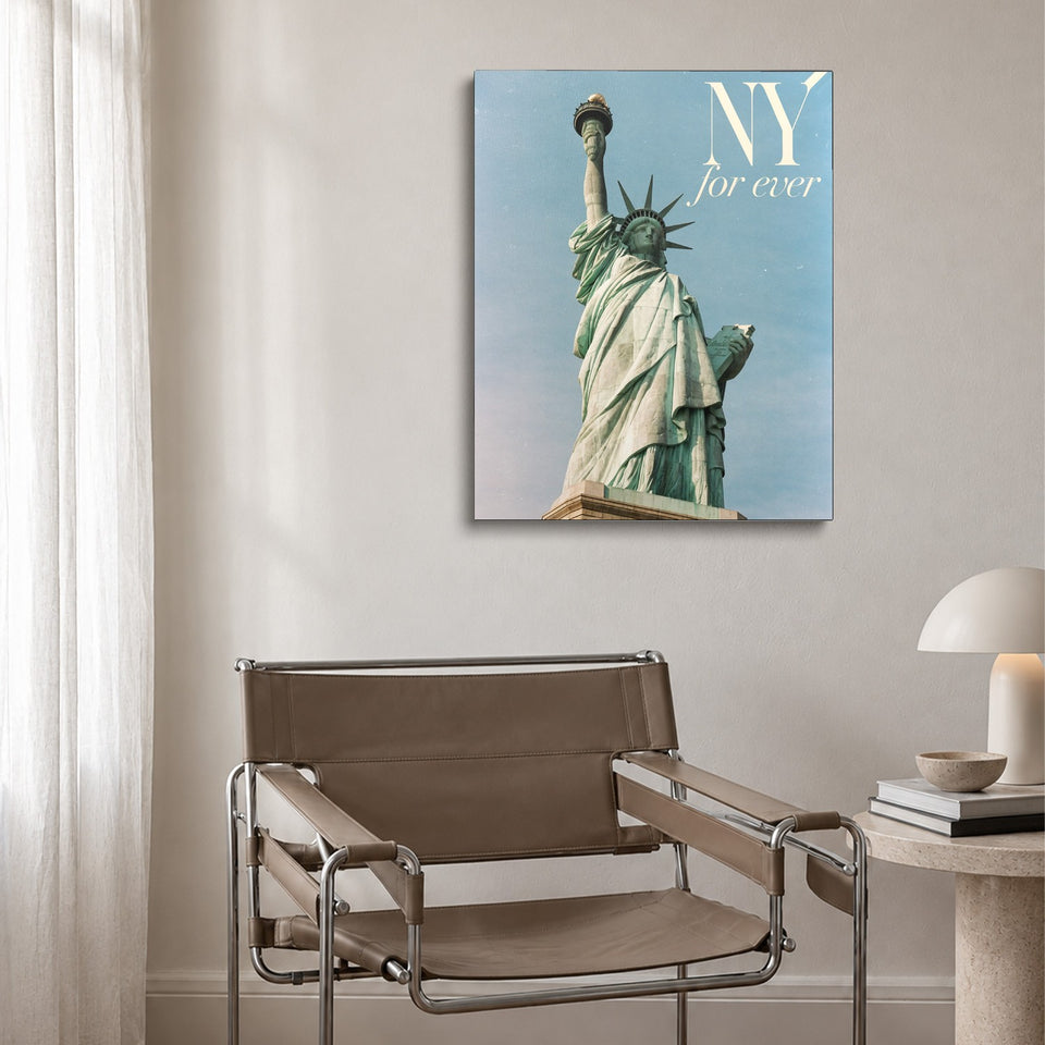 Toile NY Forever accrochée au-dessus d’un fauteuil en cuir et acier