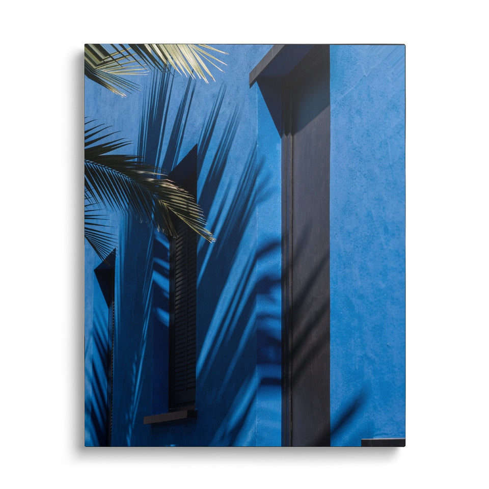 Toile Ombre Bleue vue de face sur fond blanc : photographie d’un mur bleu intense sur lequel se projette l’ombre de palmes