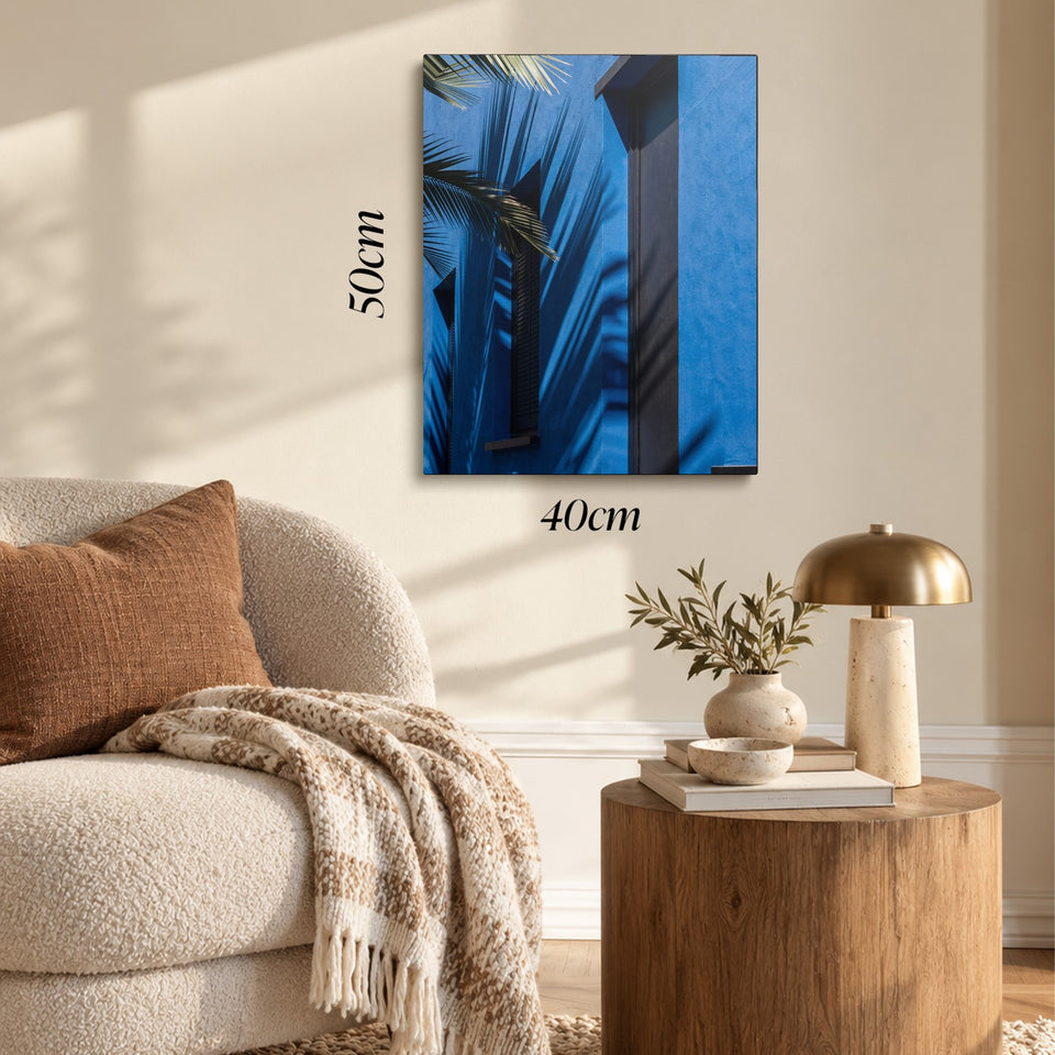 Toile Ombre Bleue accrochée dans un salon au-dessus d’un canapé, avec ses cotes 40 × 50 cm