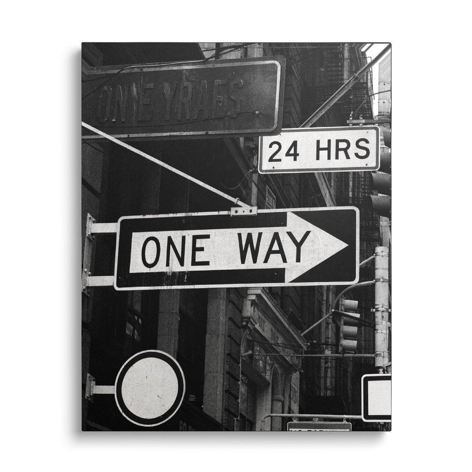Toile One Way vue de face sur fond blanc : photographie noir et blanc de panneaux de rue new-yorkais « One way » et « 24 hrs »