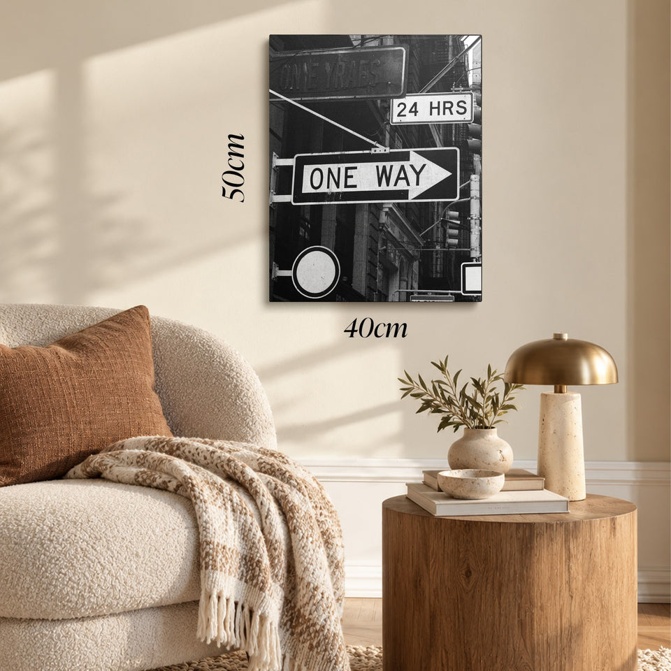 Toile One Way accrochée dans un salon au-dessus d’un canapé, avec ses cotes 40 × 50 cm