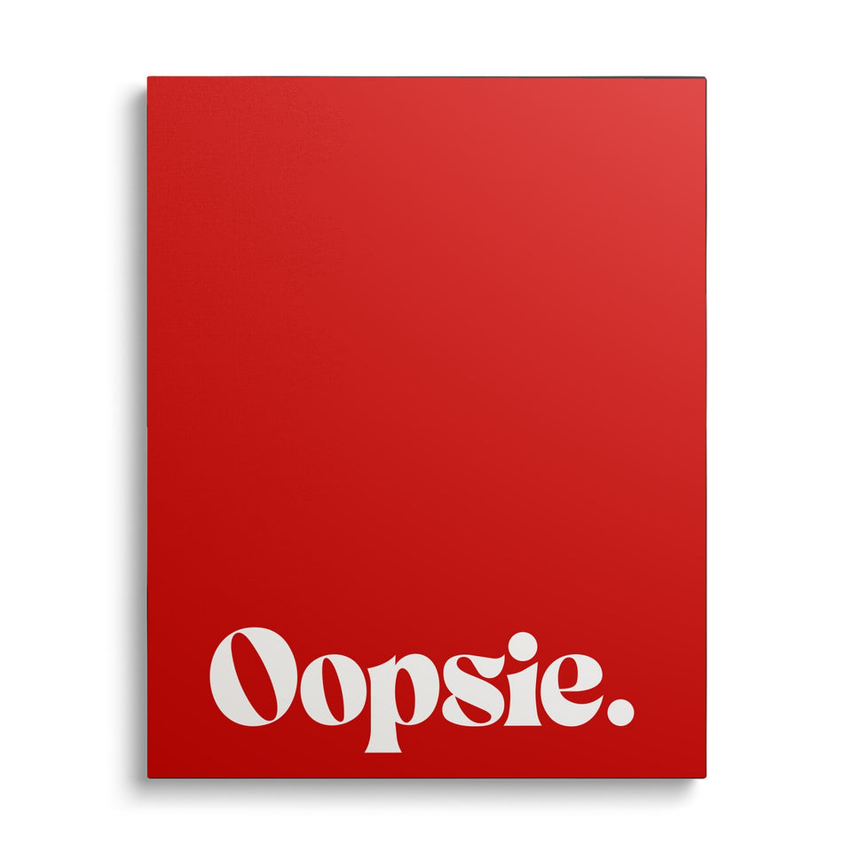 Toile Oopsie vue de face sur fond blanc : mot « Oopsie. » en lettres crème à empattements au bas d’un grand fond rouge profond