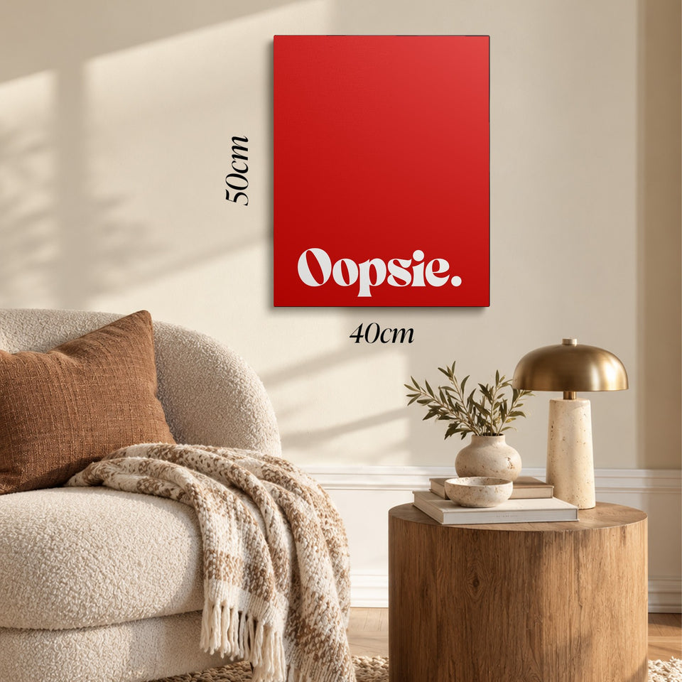 Toile Oopsie accrochée dans un salon au-dessus d’un canapé, avec ses cotes 40 × 50 cm