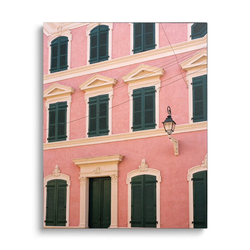 Toile Palazzo Rosa vue de face sur fond blanc : photographie d’une façade rose aux volets verts et aux encadrements de fenêtres crème