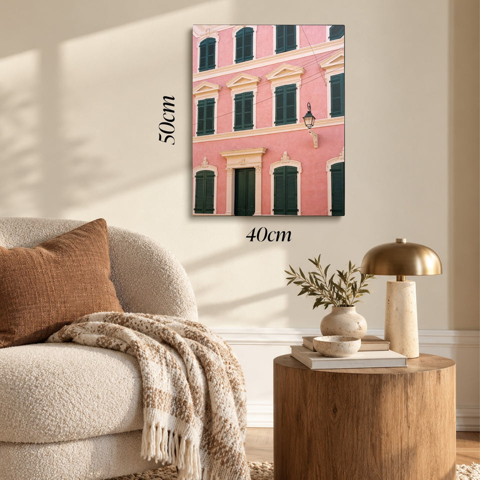 Toile Palazzo Rosa accrochée dans un salon au-dessus d’un canapé, avec ses cotes 40 × 50 cm