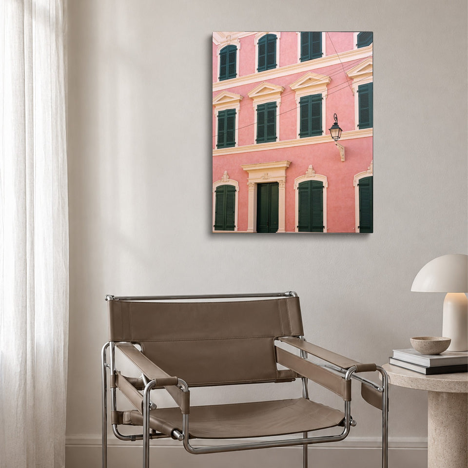Toile Palazzo Rosa accrochée au-dessus d’un fauteuil en cuir et acier