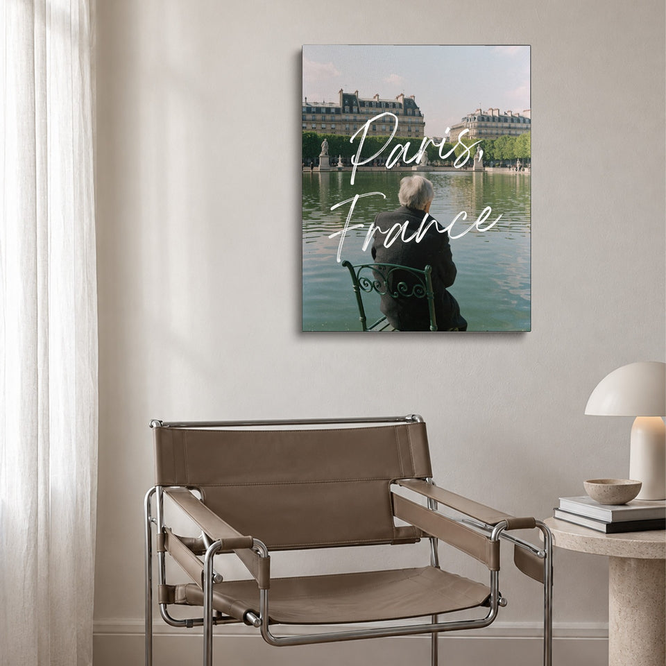 Toile Paris, France accrochée au-dessus d’un fauteuil en cuir et acier