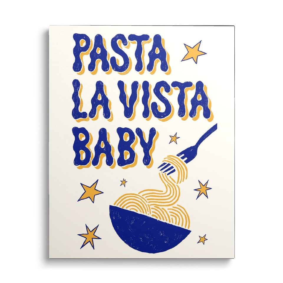 Toile Pasta la Vista vue de face sur fond blanc : lettrage bleu et jaune « Pasta la vista baby », bol de spaghettis et étoiles