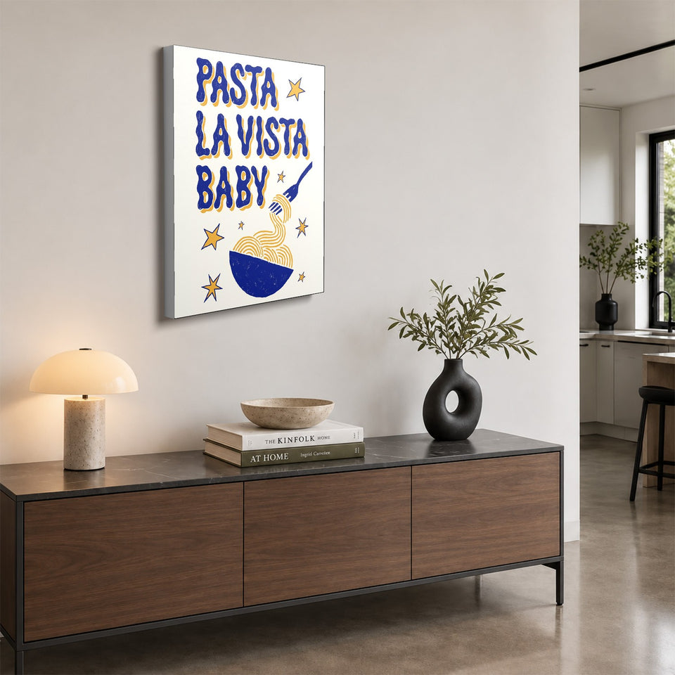 Toile Pasta la Vista accrochée au-dessus d’un buffet en noyer