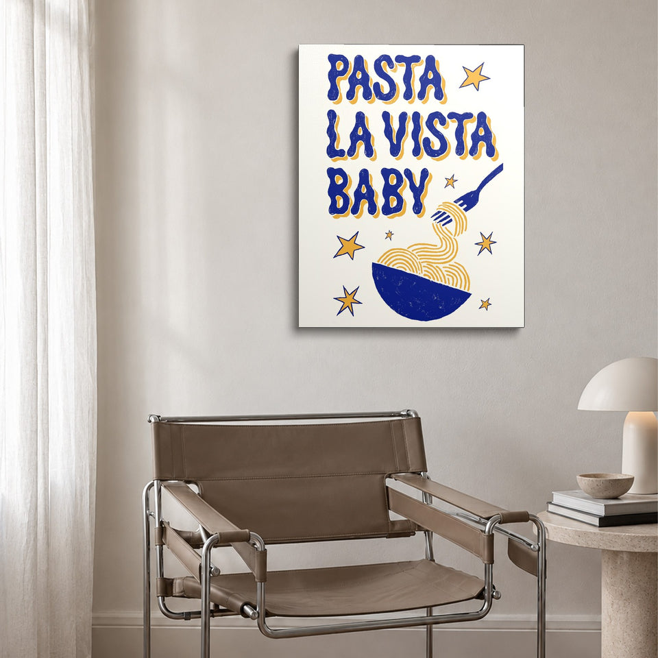 Toile Pasta la Vista accrochée au-dessus d’un fauteuil en cuir et acier
