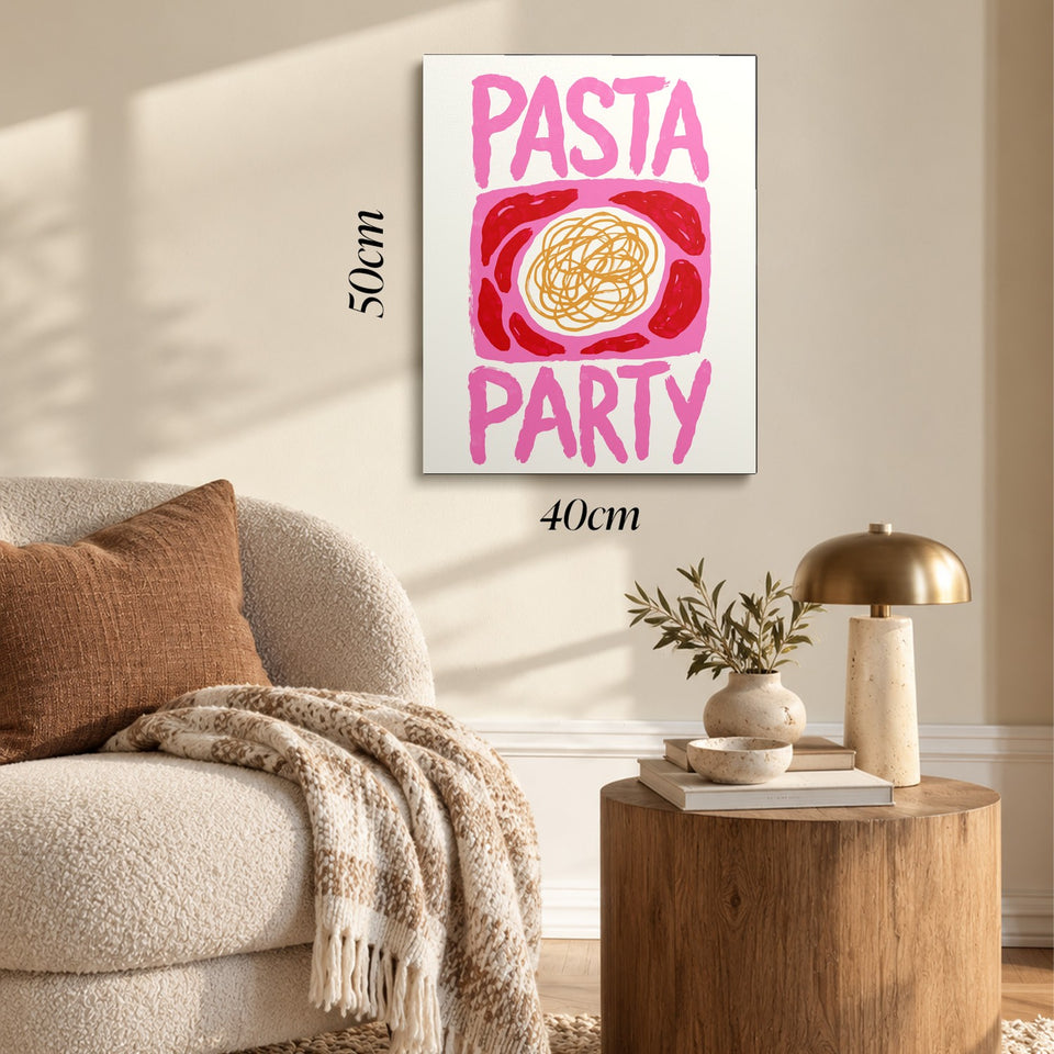 Toile Pasta Party accrochée dans un salon au-dessus d’un canapé, avec ses cotes 40 × 50 cm