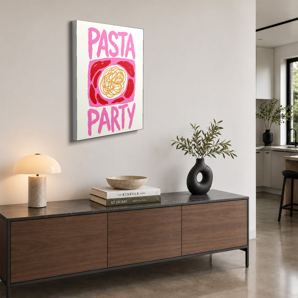 Toile Pasta Party accrochée au-dessus d’un buffet en noyer