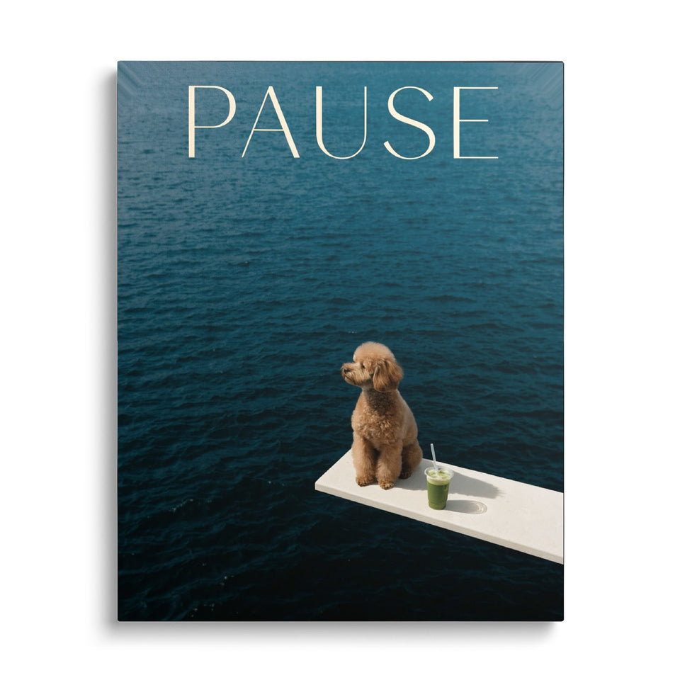 Toile Pause vue de face sur fond blanc : photographie d’un caniche assis sur un plongeoir blanc au-dessus d’une mer bleu profond, un jus vert à côté de lui, mot « Pause »