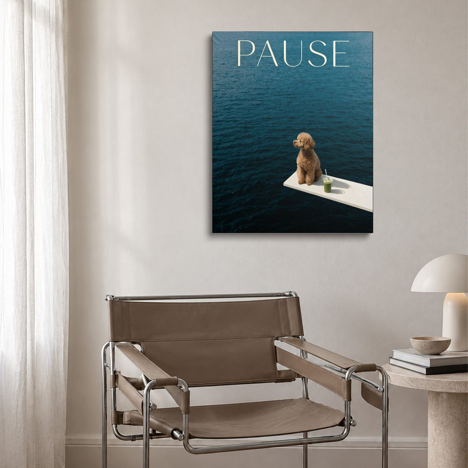 Toile Pause accrochée au-dessus d’un fauteuil en cuir et acier