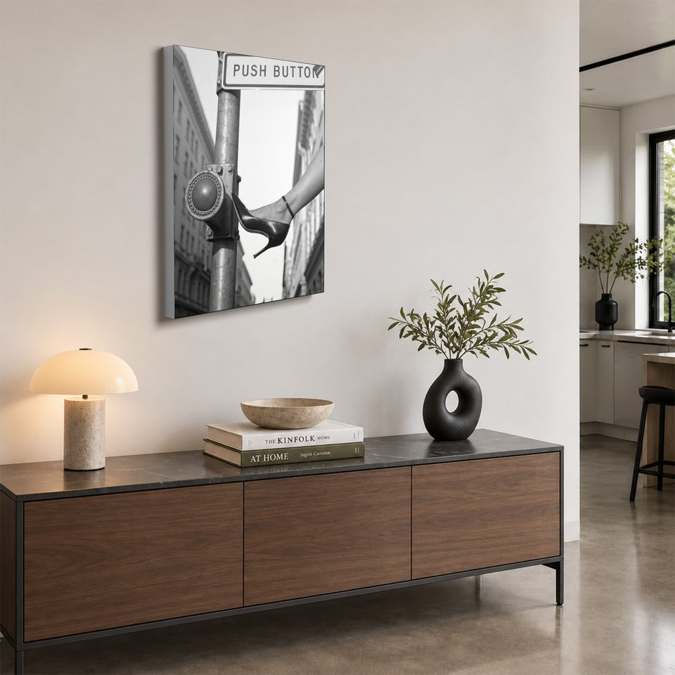 Toile Push Button accrochée au-dessus d’un buffet en noyer