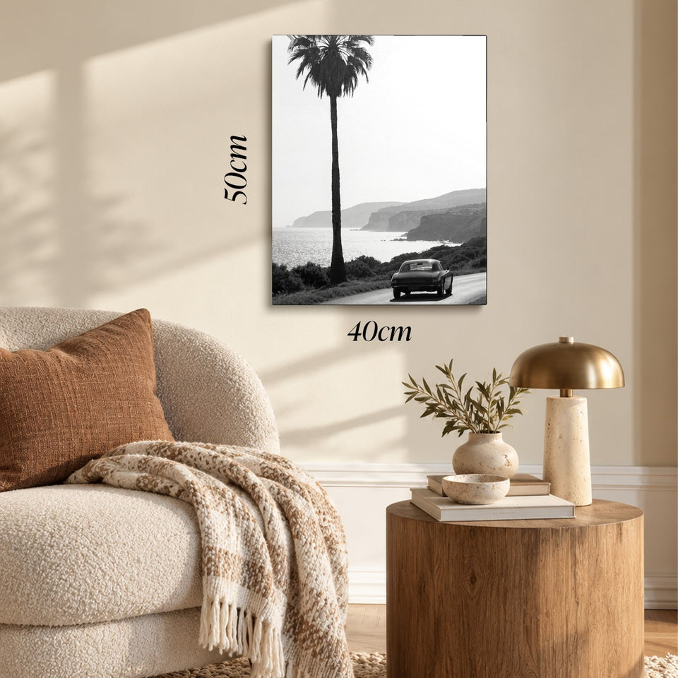 Toile Riviera accrochée dans un salon au-dessus d’un canapé, avec ses cotes 40 × 50 cm