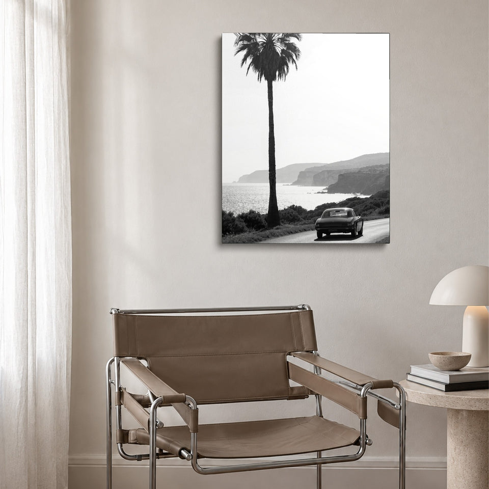 Toile Riviera accrochée au-dessus d’un fauteuil en cuir et acier