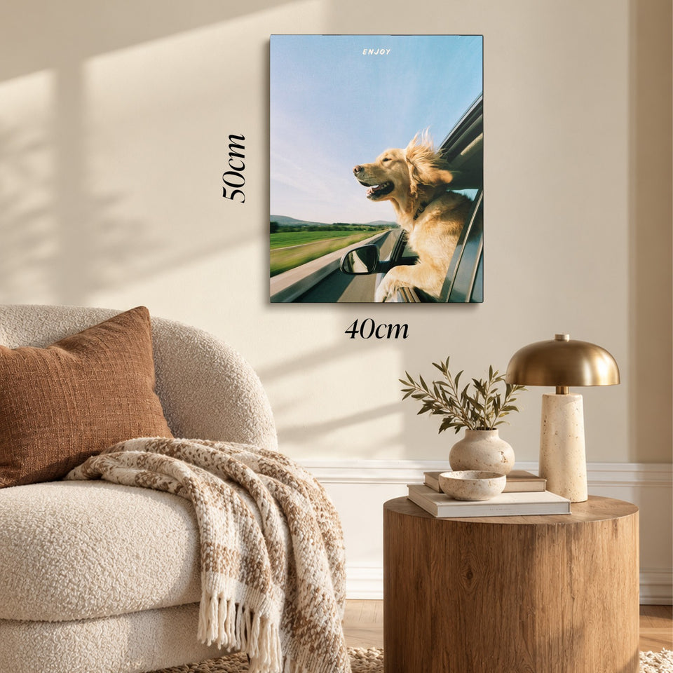 Toile Road Trip accrochée dans un salon au-dessus d’un canapé, avec ses cotes 40 × 50 cm