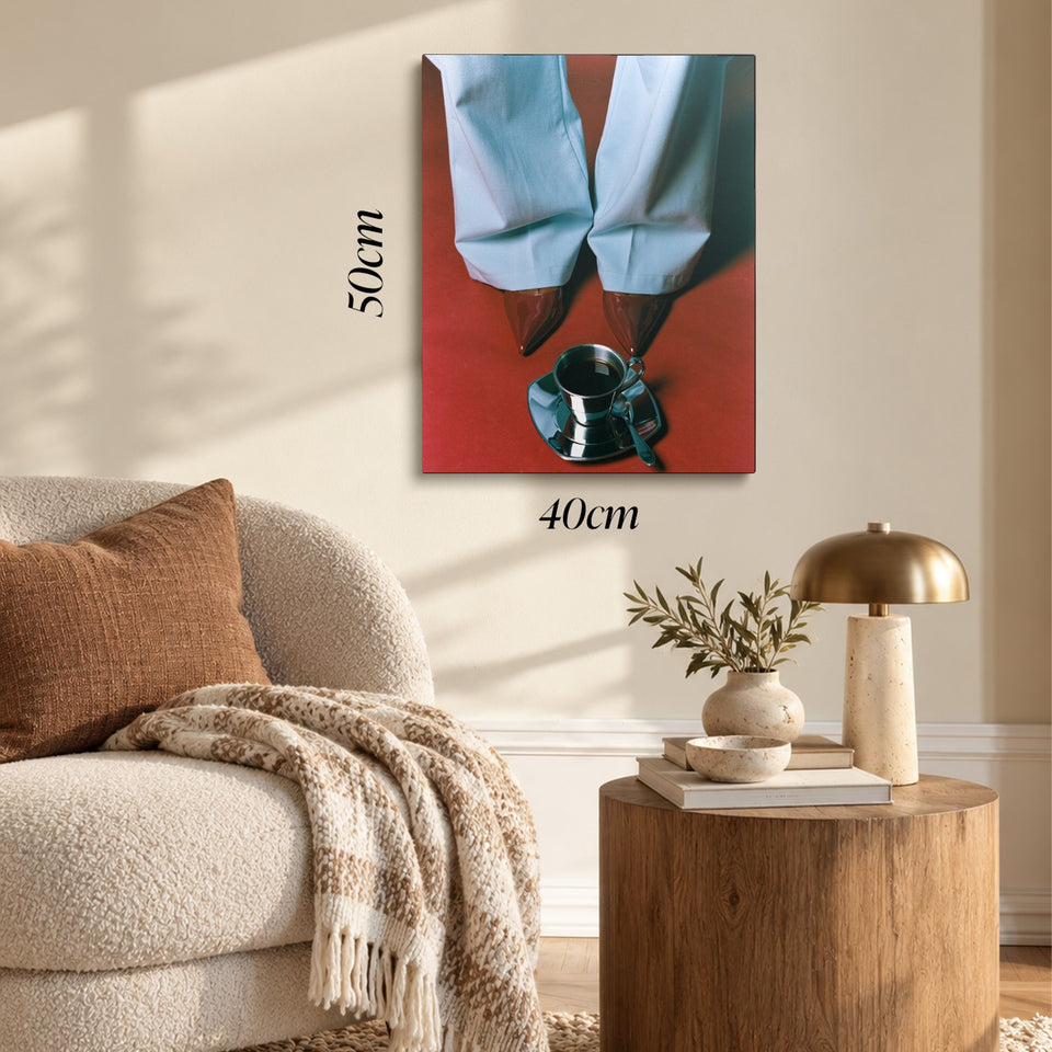 Toile Rouge Café accrochée dans un salon au-dessus d’un canapé, avec ses cotes 40 × 50 cm