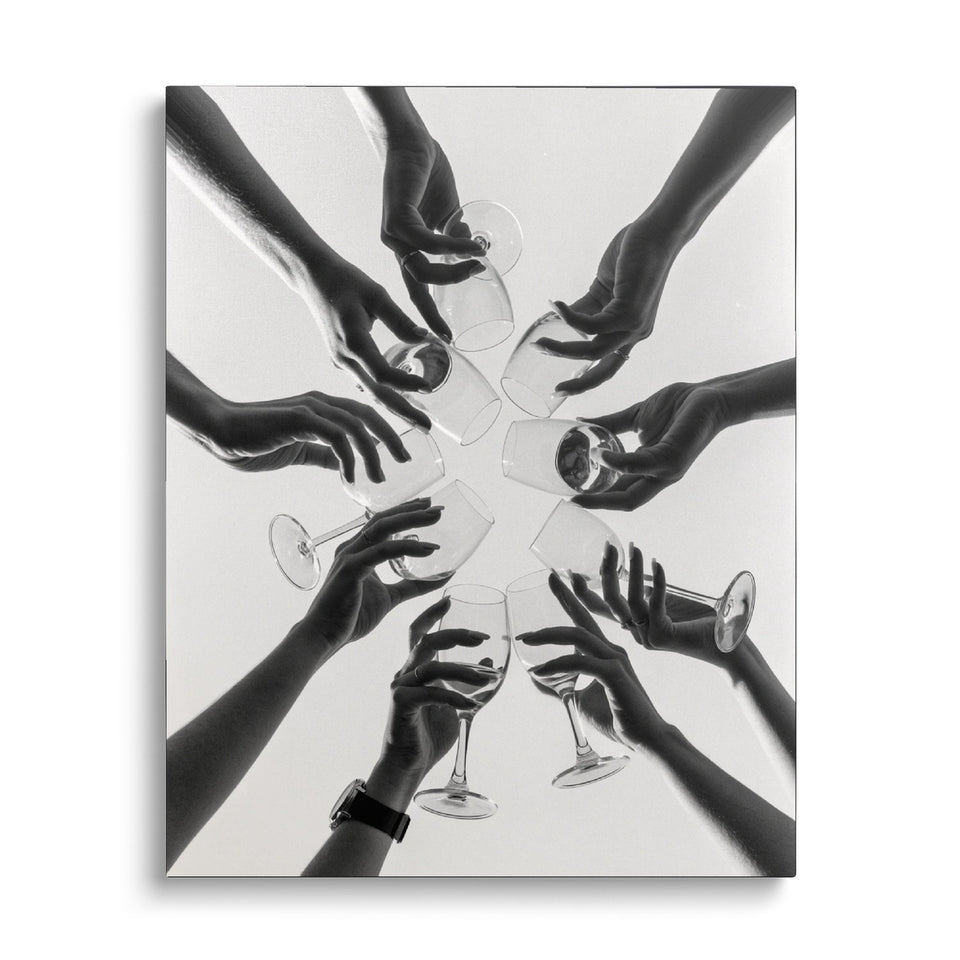 Toile Santé vue de face sur fond blanc : photographie noir et blanc vue du dessous : des mains font tinter des verres à vin en cercle